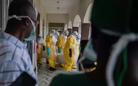 Das Virus kann auch durch Kontakt mit Verstorbenen verbreiten (Archivbild) - Foto: Moses Sawasawa/AP/dpa