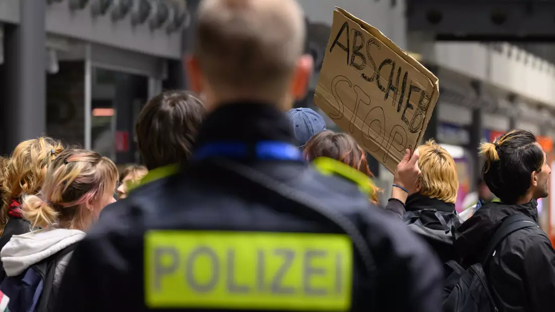 Mit einer Mahnwache protestierten Menschen am Flughafen Leipzig/Halle gegen den Abschiebeflug. - Bild: Hendrik Schmidt/dpa