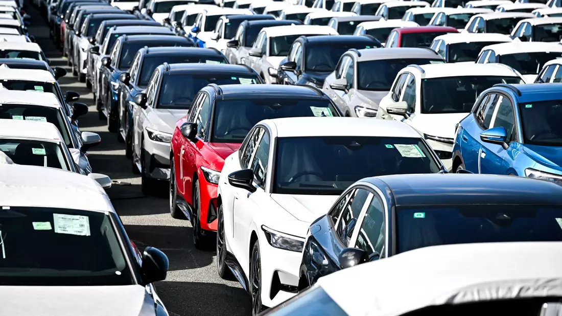 Deutschland exportiert viele Autos in die USA - aber laut Statistischem Bundesamt seit dem Inkrafttreten der höheren Einfuhrzölle mit einem geringeren Wert. (Symbolbild)  - Bild: Sina Schuldt/dpa