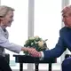 Sie vereinbarten im vergangenen Sommer den Zolldeal: EU-Kommissionspräsidentin Ursula von der Leyen und US-Präsident Donald Trump. (Archivbild) - Bild: Jacquelyn Martin/AP/dpa