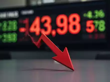 Roter Pfeil zeigt nach unten über einem unscharfen Aktienkurs-Display, das ein neues Tief anzeigt. - Foto: über boerse-global.de