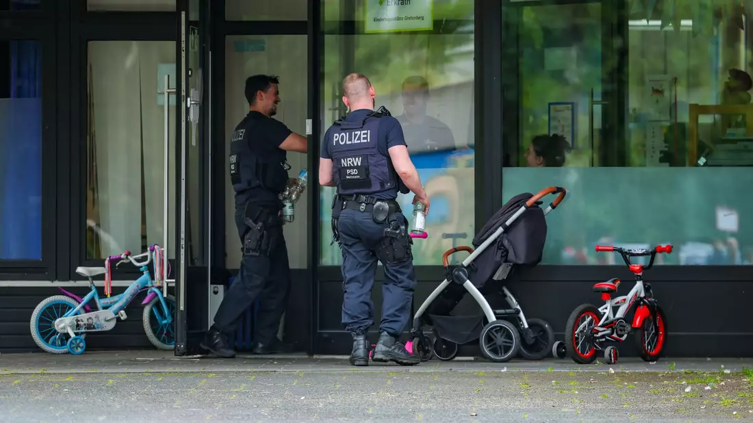 Die Polizei schoss an einem Kindergarten auf einen Mann mit einem Messer. - Bild: Christoph Reichwein/dpa