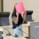 Die Angeklagte betritt den Gerichtssaal mit rotem Aktendeckel vor dem Gesicht. - Bild: A7120 Bernd Wüstneck/dpa