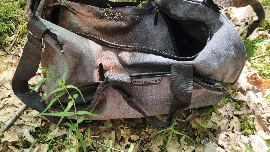 POL-NB: Suche nach Verursachern - Polizei findet Kleidung im Müllhaufen - Bild: presseportal.de