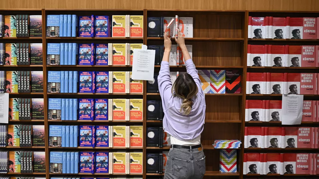 Die S. Fischer Verlage sind auf der Frankfurter Buchmesse stark präsent. (Archivbild) - Bild: Arne Dedert/dpa