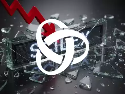 Ein roter Pfeil zeigt auf ein zerbrochenes Glas-Aktienticker mit der Aufschrift 'SCILEX', umgeben von Glasscherben, die einen Kurssturz symbolisieren. - Foto: über boerse-global.de
