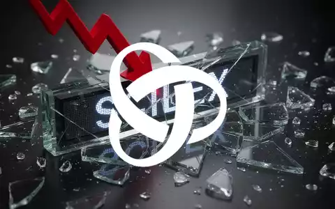 Ein roter Pfeil zeigt auf ein zerbrochenes Glas-Aktienticker mit der Aufschrift 'SCILEX', umgeben von Glasscherben, die einen Kurssturz symbolisieren. - Foto: über boerse-global.de
