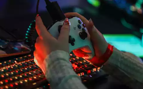 Eine Bürgerinitiative fordert: Einmal gekaufte Videospiele müssen spielbar bleiben. (Symbolbild)   - Foto: Oliver Berg/dpa