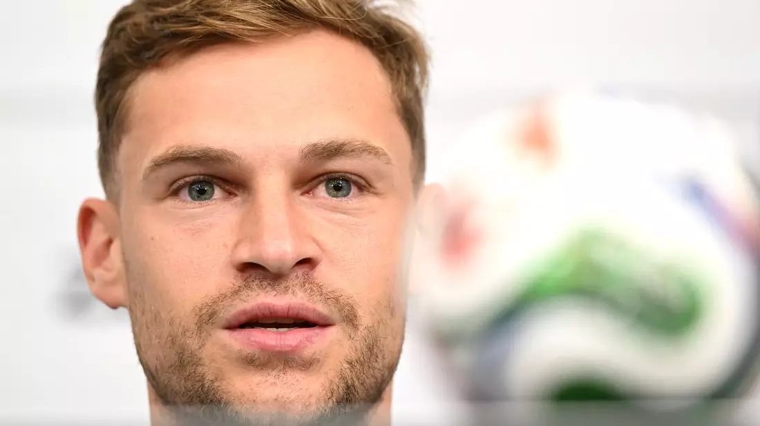 Joshua Kimmich spricht über die kommenden WM-Aufgaben. - Bild: Federico Gambarini/dpa