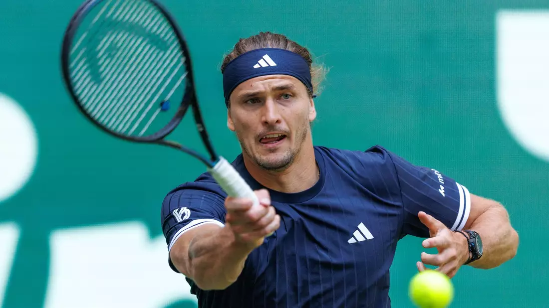 Alexander Zverev ist beim Rasenturnier in Halle ins Achtelfinale eingezogen.  - Bild: Friso Gentsch/dpa