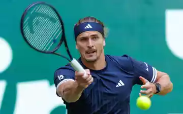 Alexander Zverev ist beim Rasenturnier in Halle ins Achtelfinale eingezogen. - Foto: Friso Gentsch/dpa