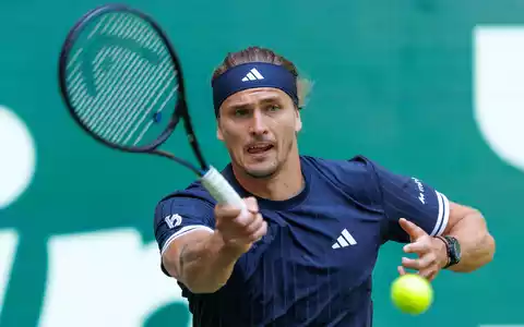 Alexander Zverev ist beim Rasenturnier in Halle ins Achtelfinale eingezogen. - Foto: Friso Gentsch/dpa