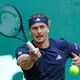 Alexander Zverev ist beim Rasenturnier in Halle ins Achtelfinale eingezogen.  - Bild: Friso Gentsch/dpa