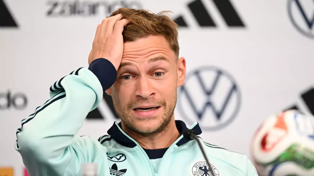 Joshua Kimmich erzählt im DFB-Camp vom Telefonat mit Bundeskanzler Merz.  - Bild: Federico Gambarini/dpa