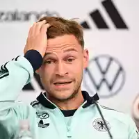Joshua Kimmich erzählt im DFB-Camp vom Telefonat mit Bundeskanzler Merz.  - Foto: Federico Gambarini/dpa