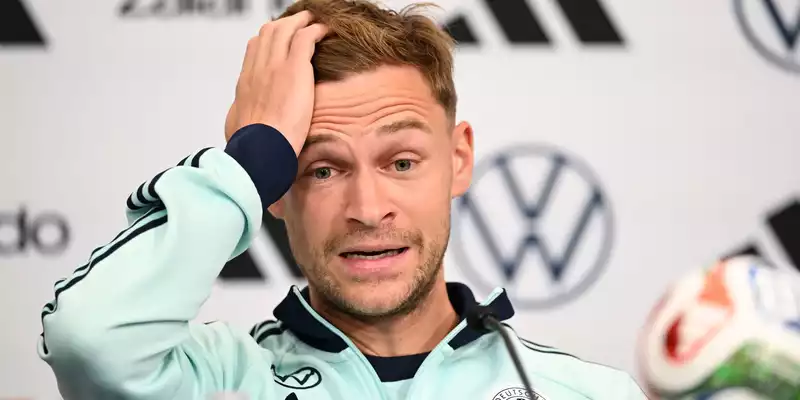Joshua Kimmich erzählt im DFB-Camp vom Telefonat mit Bundeskanzler Merz.  - Foto: Federico Gambarini/dpa