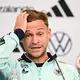Joshua Kimmich erzählt im DFB-Camp vom Telefonat mit Bundeskanzler Merz.  - Bild: Federico Gambarini/dpa
