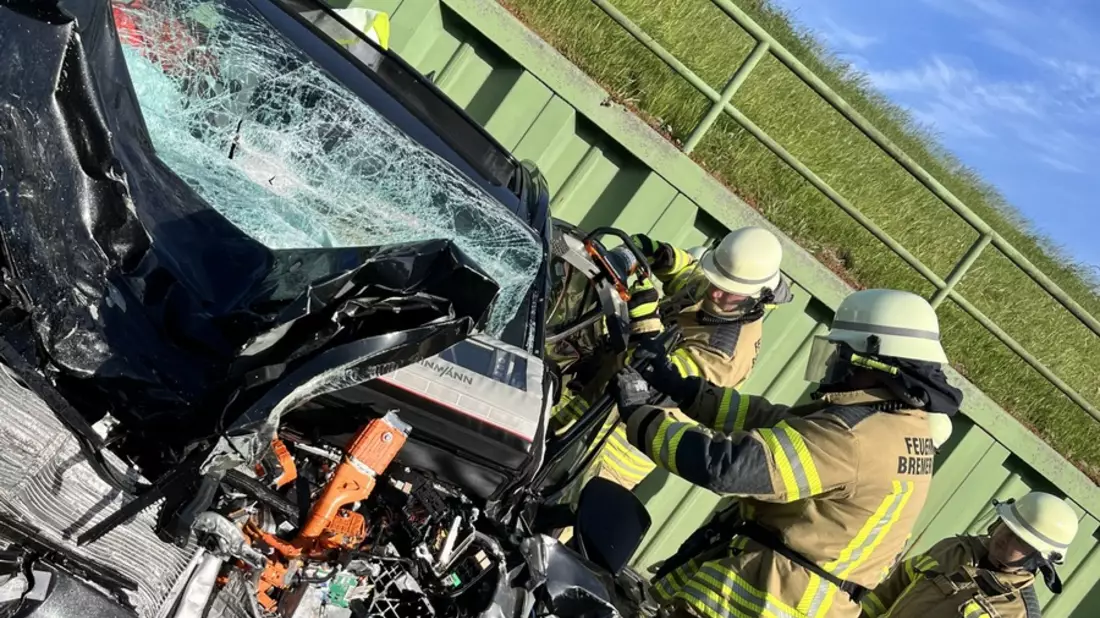 FW Bremerhaven: Schwerer Verkehrsunfall im Fischereihafen - Feuerwehr befreit eingeklemmten Fahrer aus Elektrofahrzeug - Bild: presseportal.de