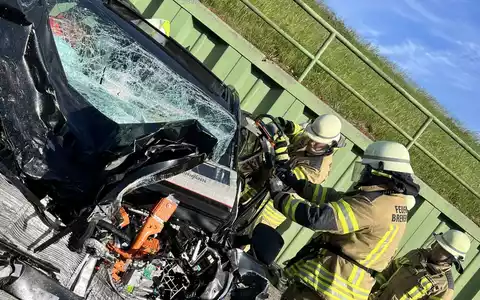 FW Bremerhaven: Schwerer Verkehrsunfall im Fischereihafen - Feuerwehr befreit eingeklemmten Fahrer aus Elektrofahrzeug - Foto: presseportal.de