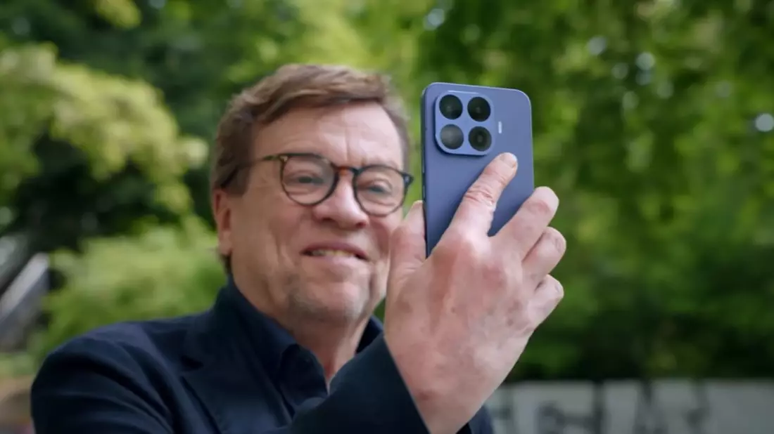 Béla Réthy kommentiert echte Momente: Xiaomi Deutschland feiert Alltagsmomente mit der Xiaomi 17T Serie - Bild: presseportal.de