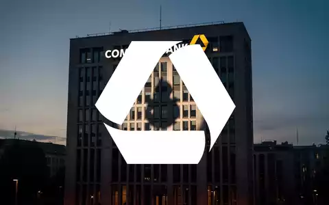 Ein beleuchtetes Commerzbank-Gebäude bei Dämmerung mit einem Schatteneffekt auf der Fassade, der Misstrauen andeutet. - Foto: über boerse-global.de