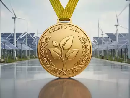 Eine stilisierte goldene Medaille oder Plakette, die Erfolg und Nachhaltigkeit symbolisiert, mit einem unscharfen Hintergrund einer modernen Fabrik. - Foto: über boerse-global.de