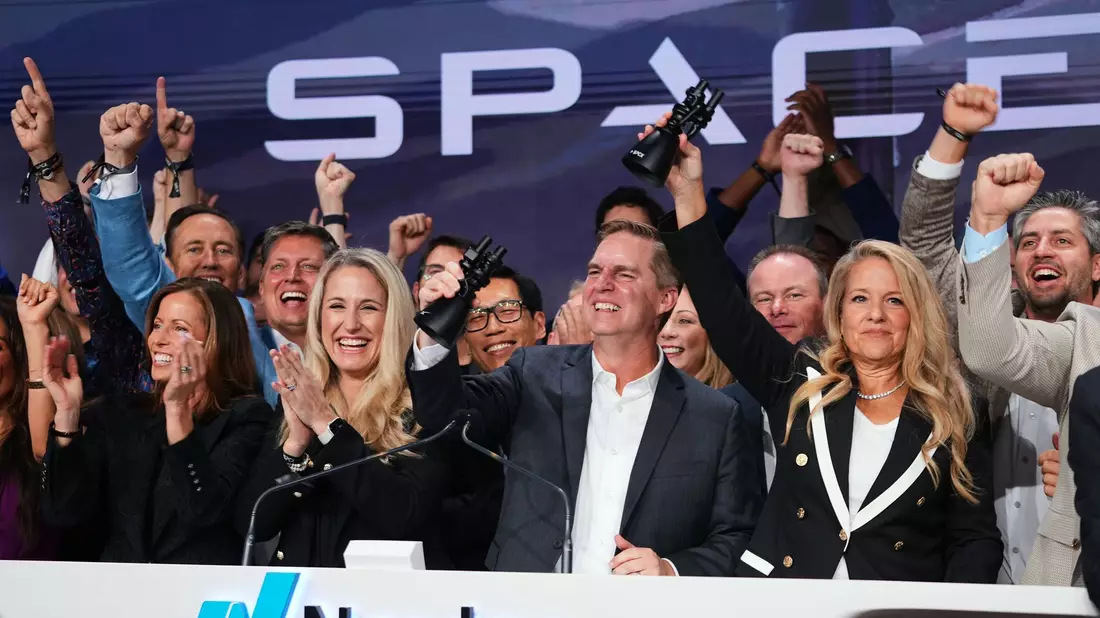 Manager von SpaceX läuteten das Börsendebüt an der Technologiebörse Nasdaq ein. (Archivbild) - Bild: Frank Franklin II/AP/dpa