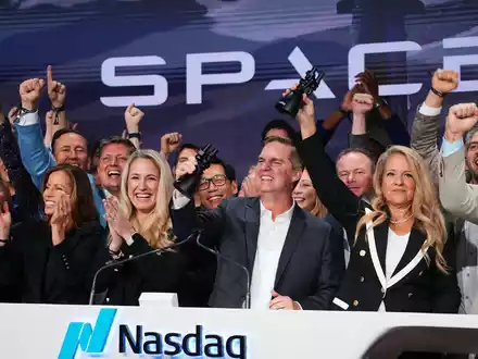 Manager von SpaceX läuteten das Börsendebüt an der Technologiebörse Nasdaq ein. (Archivbild) - Foto: Frank Franklin II/AP/dpa