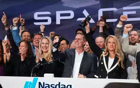 Manager von SpaceX läuteten das Börsendebüt an der Technologiebörse Nasdaq ein. (Archivbild) - Foto: Frank Franklin II/AP/dpa