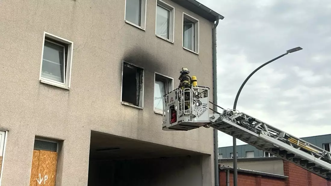 FW-E: Brand in leerstehendem Gebäude - Feuerwehr führt Person ins Freie - Bild: presseportal.de