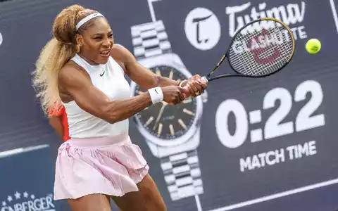 Serena Williams schied in Berlin im Doppel gleich aus. - Foto: Andreas Gora/dpa