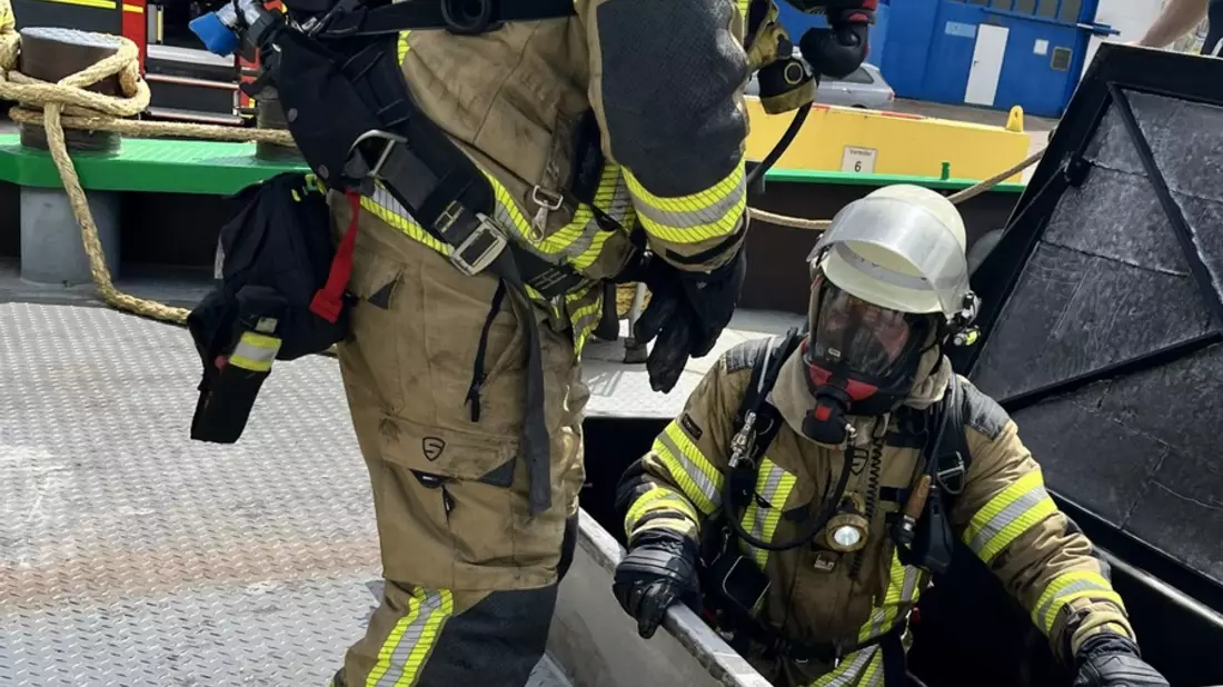 FW Bremerhaven: Feuerwehr löscht Brand im Maschinenraum eines Binnenschiffes - Bild: presseportal.de