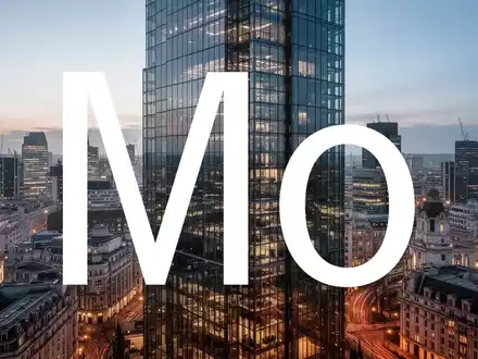 Ein moderner, gläserner Wolkenkratzer im Finanzviertel von London bei Dämmerung, der Stadtlichter reflektiert. - Foto: über boerse-global.de