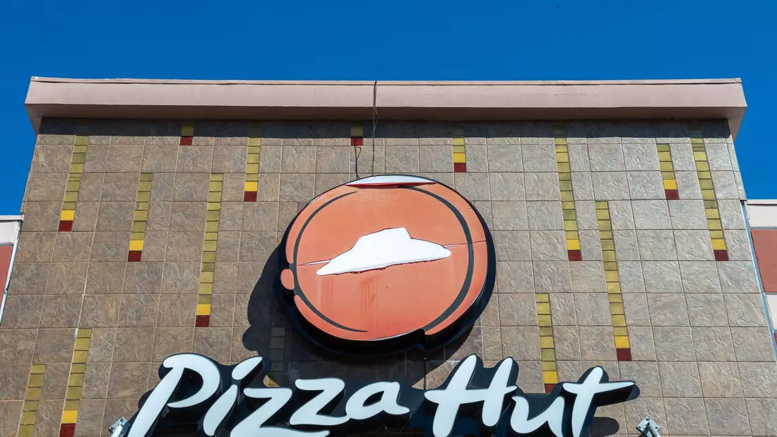 Pizza Hut war bisher unter einem Dach mit den Fast-Food-Ketten KFC und Taco Bell.  - Bild: Andrej Sokolow/dpa