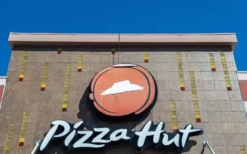 Pizza Hut war bisher unter einem Dach mit den Fast-Food-Ketten KFC und Taco Bell.  - Foto: Andrej Sokolow/dpa