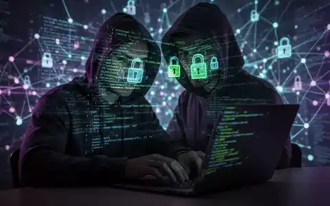 Eine Person in einem Kapuzenpulli tippt auf einem Laptop, mit digitalen Schlössern und Code auf dem Gesicht projiziert. - Foto: über boerse-global.de