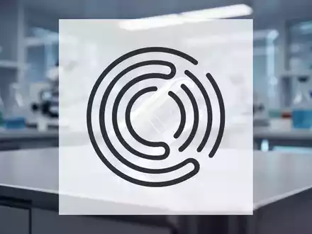 Eine stilisierte, futuristische medizinische Kapsel, die leicht leuchtet, auf einer minimalistischen Oberfläche in einem Labor. - Foto: über boerse-global.de