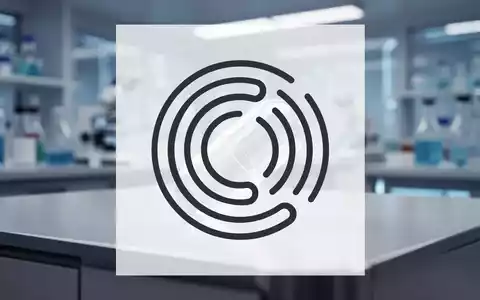Eine stilisierte, futuristische medizinische Kapsel, die leicht leuchtet, auf einer minimalistischen Oberfläche in einem Labor. - Foto: über boerse-global.de
