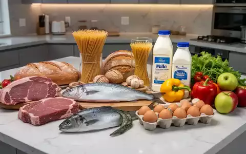 Eine Auswahl frischer Lebensmittel auf einer modernen Küchenzeile, darunter Fleisch, Fisch, Brot, Nudeln, Milchprodukte, Eier, Gemüse und Obst. - Foto: über boerse-global.de