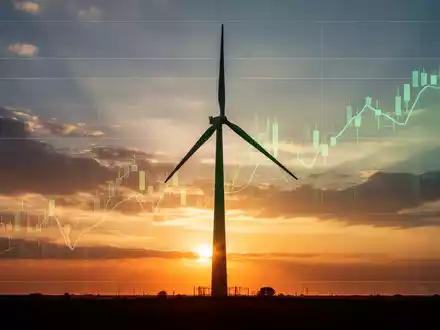 Eine Windkraftanlage bei Sonnenaufgang, mit einem subtilen aufsteigenden Börsenkurs-Diagramm im Himmel. - Foto: über boerse-global.de