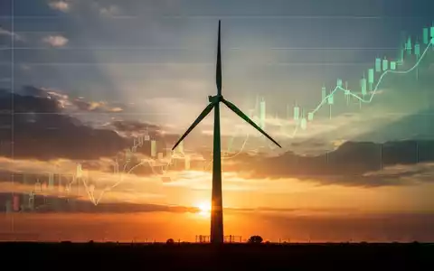 Eine Windkraftanlage bei Sonnenaufgang, mit einem subtilen aufsteigenden Börsenkurs-Diagramm im Himmel. - Foto: über boerse-global.de