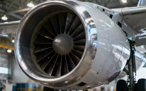 Nahaufnahme einer modernen Flugzeugturbinenschaufel in einem industriellen Umfeld, die Präzision und Technik widerspiegelt. - Foto: über boerse-global.de