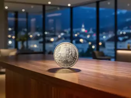 Ein Schweizer Franken liegt auf einer eleganten Holztheke in einer Hotel-Lobby, die das Ende eines Steuerrabatts symbolisiert. - Foto: über boerse-global.de