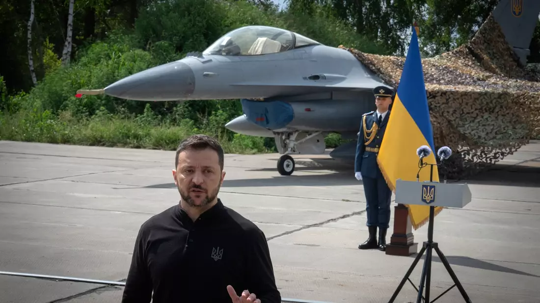 Die Ukraine hat zwar aus den USA F-16-Bomber - wie auf dem Bild zu sehen - erhalten, nutzt aber weiterhin auch sowjetische Kampfbomber wie die Su-24 zur Abwehr russischer Attacken. (Symbolbild/Archiv) - Bild: Efrem Lukatsky/AP/dpa