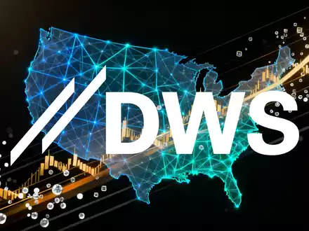 Abstrakte Darstellung von KI-Technologie mit leuchtenden neuronalen Netzen, verbunden mit einer Umrisskarte der USA und Finanzdaten. - Foto: über boerse-global.de