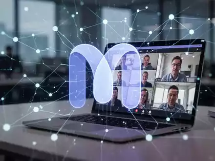A stylized 'M' logo for Microsoft Teams, subtly integrated into a network of glowing data lines and interconnected nodes. A laptop screen in the background displays a video conference call. - Foto: über boerse-global.de