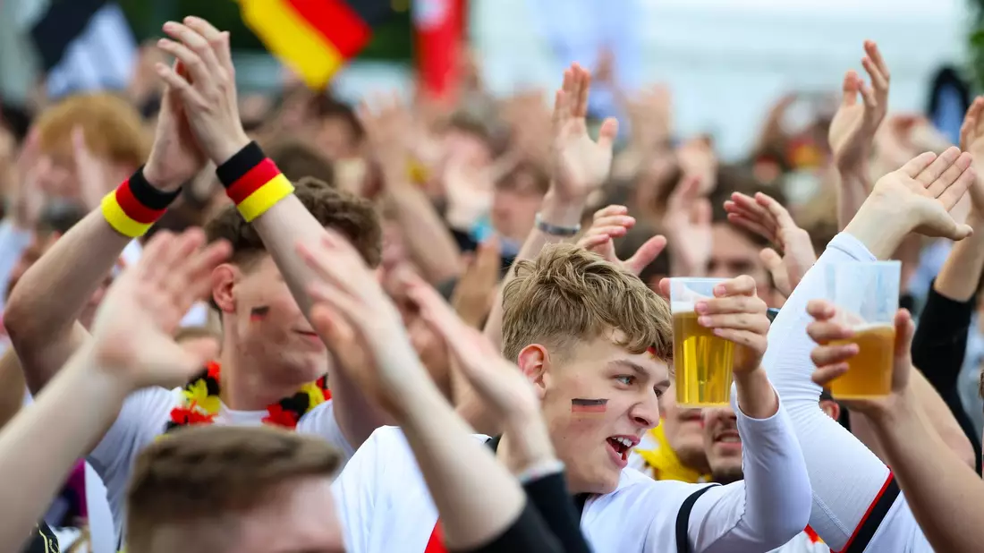 In Deutschland gibt es in WM-Zeiten hingegen besondere Kampfpreise. - Bild: Christoph Reichwein/dpa