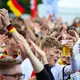 In Deutschland gibt es in WM-Zeiten hingegen besondere Kampfpreise. - Bild: Christoph Reichwein/dpa