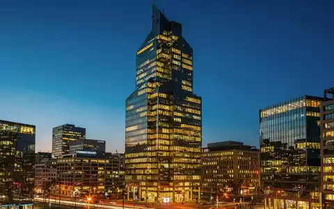 Commerzbank-Zentrale in Frankfurt bei Dämmerung, moderne Glasarchitektur mit dramatischen Reflexionen und Stadtlichtern. - Foto: über boerse-global.de