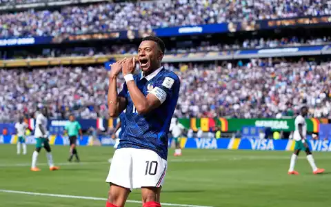 Der Topstar unter den vielen Stars der Franzosen: Kylian Mbappé. - Foto: Frank Franklin II/AP/dpa